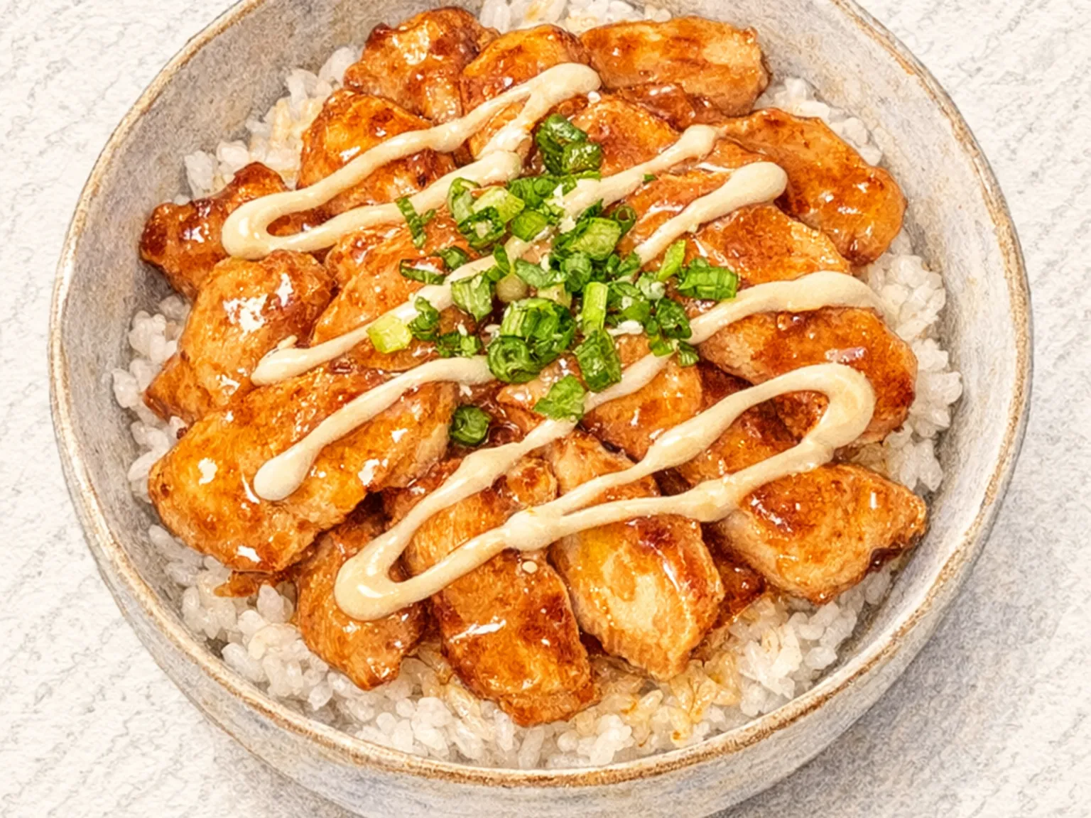 Chikin Mayo Deopbap (bol de arroz con pollo y mayonesa coreano)