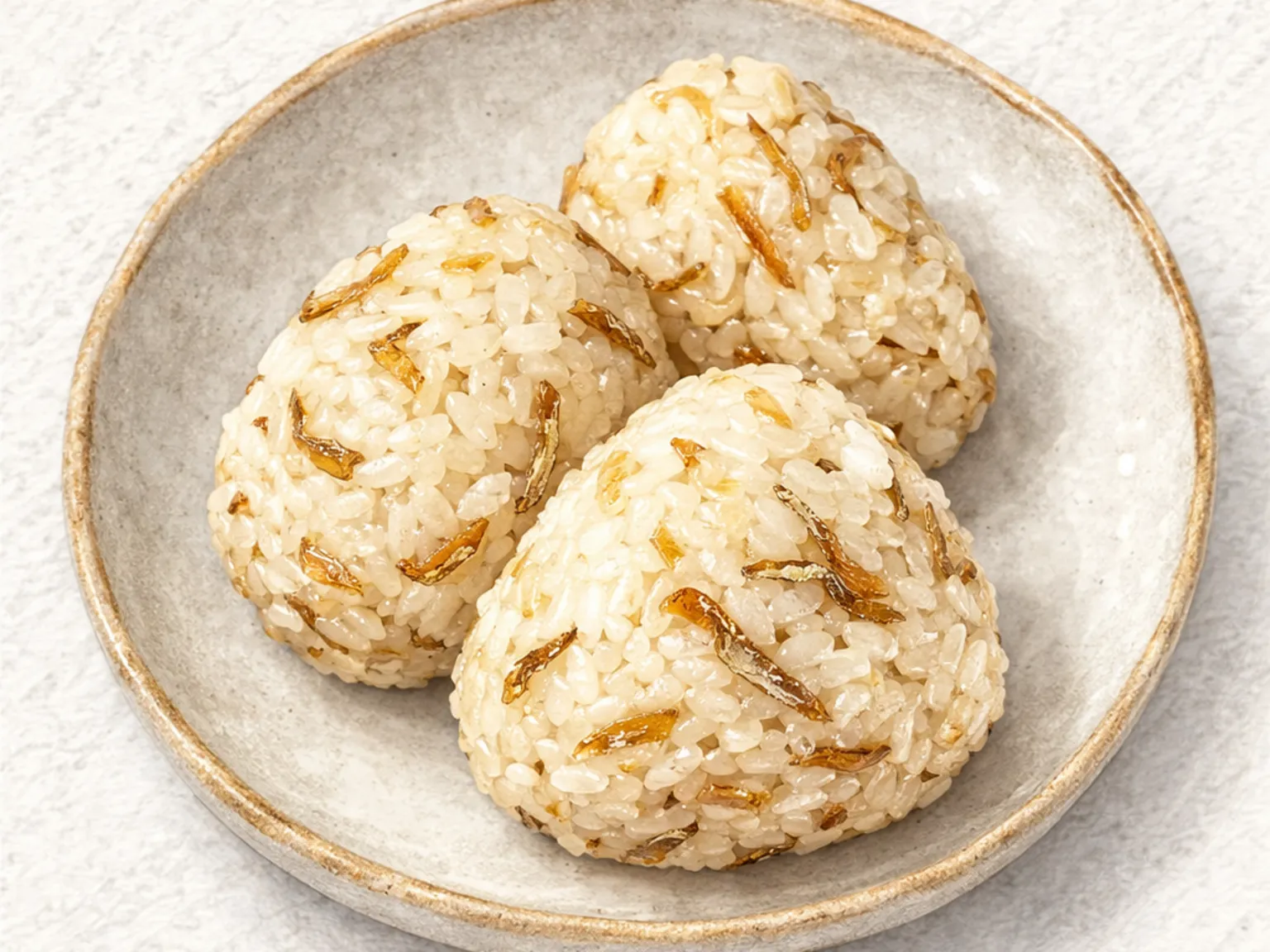 Myeolchi Jumeokbap (bolas de arroz con anchoas coreanas)